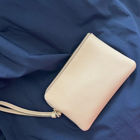 COACH wristlet purse. Like new, never used. 58032-IMTAU. Taupe with gold logo. - Picture 4 of 8